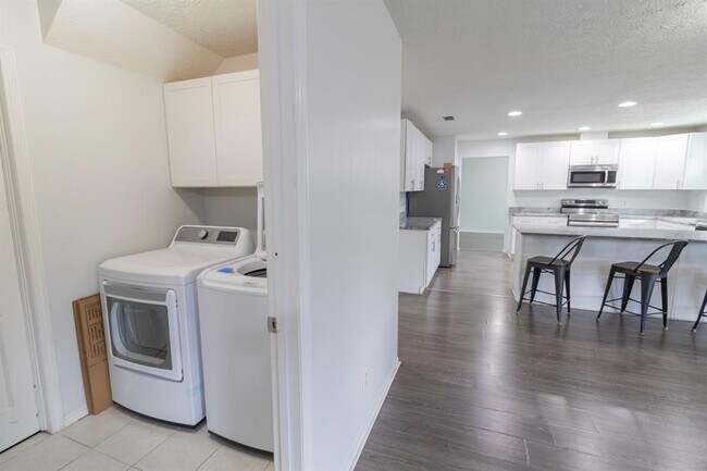 Building Photo - 603 Angelica Pl