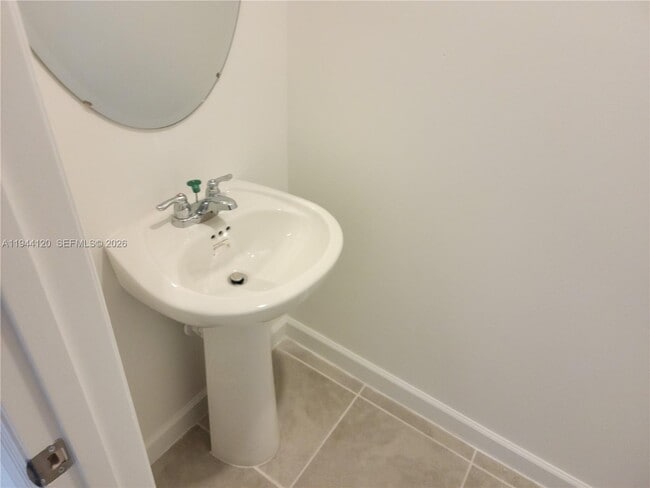 Building Photo - 2750 SE 24th Terrace