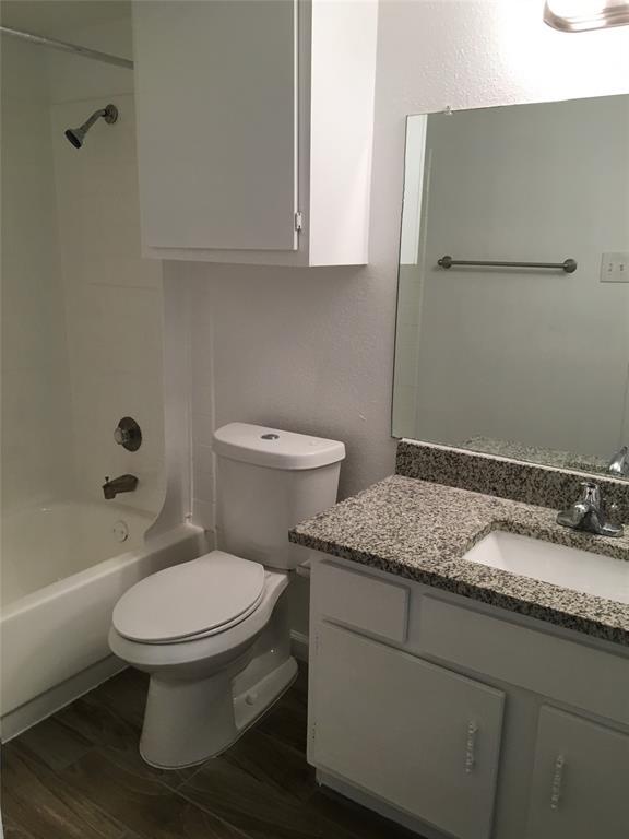 Building Photo - 5625 Antoine Dr