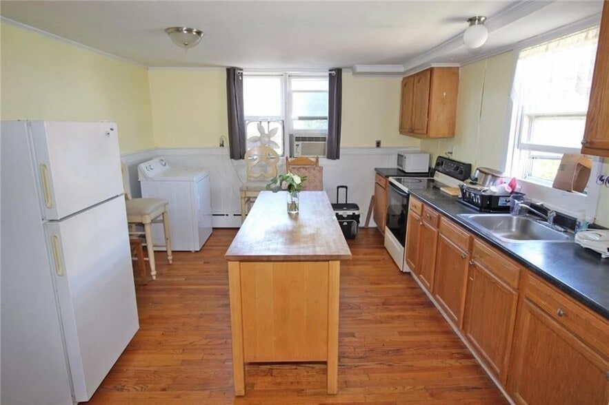 Building Photo - 32 Ann St