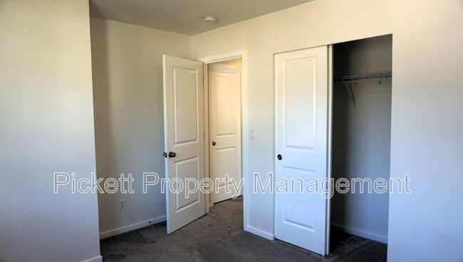 Building Photo - 814 NW Highgarden Dr