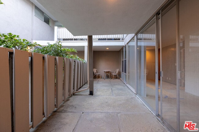 Building Photo - 833 Moraga Dr