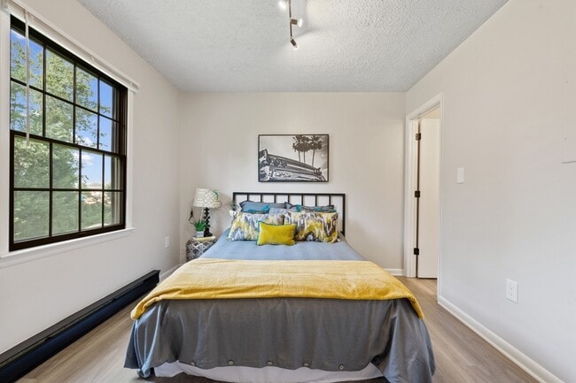 Building Photo - 2555 Bradford Ct