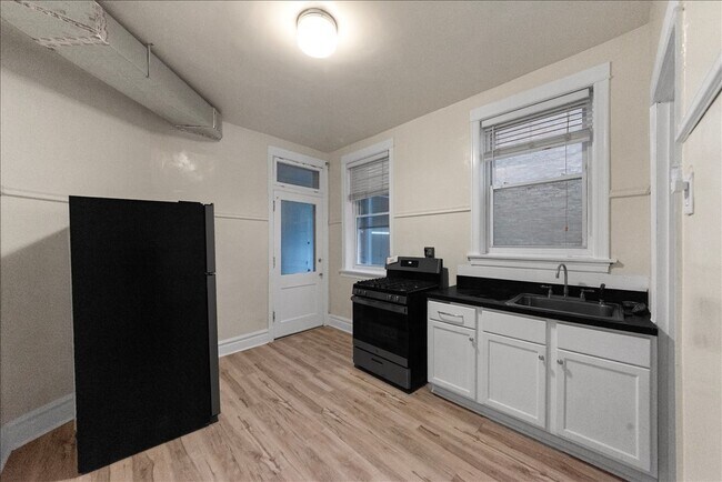Building Photo - 1353 W Catalpa Ave