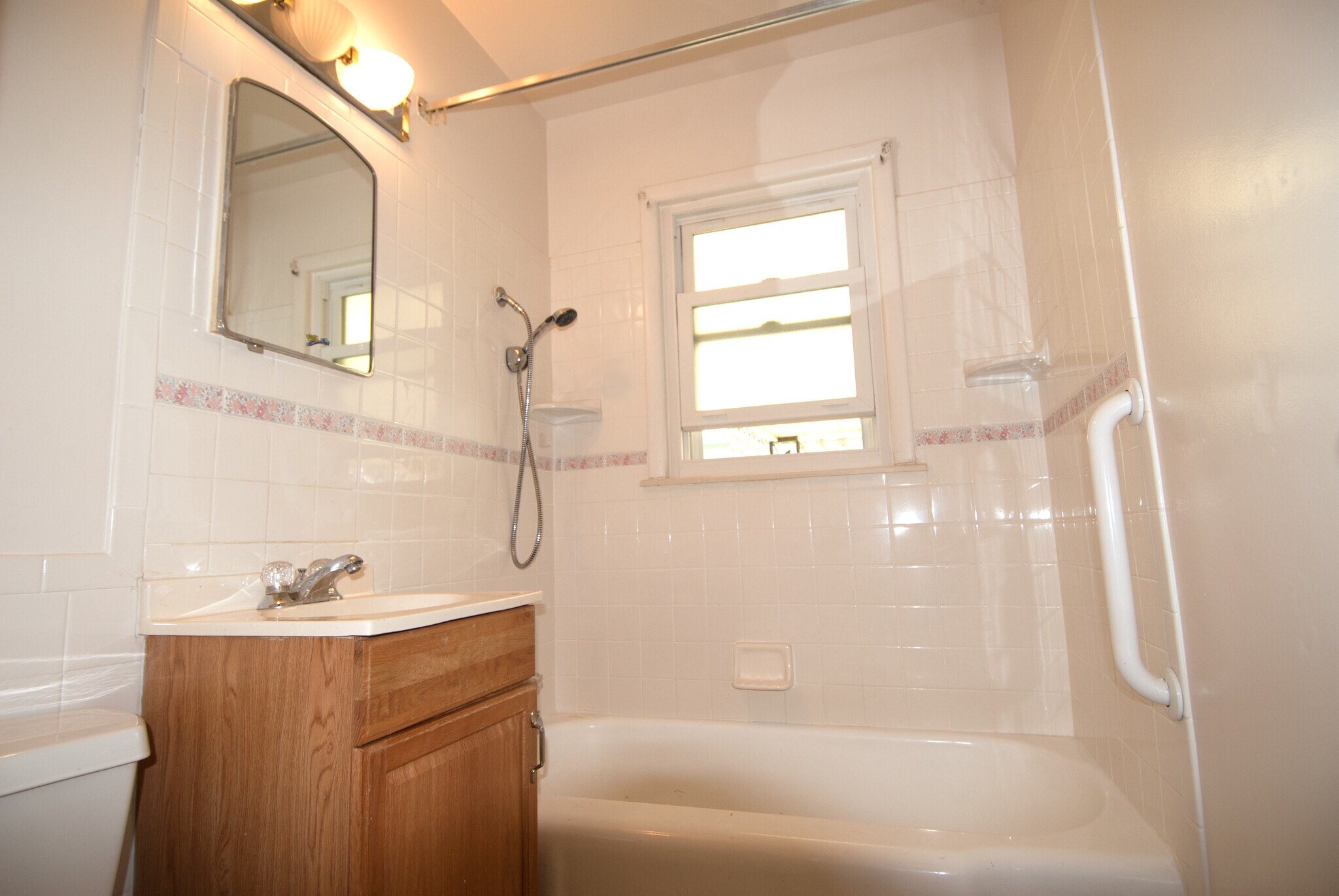 BATH - 804 E Dale St