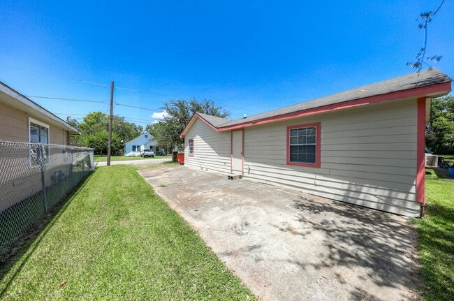 Building Photo - 2312 Carolina Ave