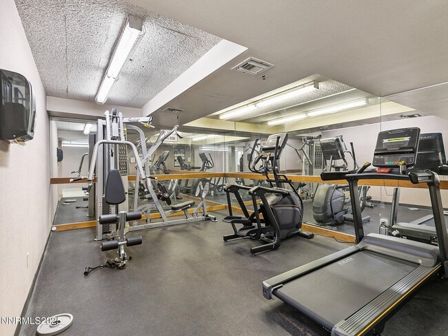 Building Photo - 3095 Lakeside Dr