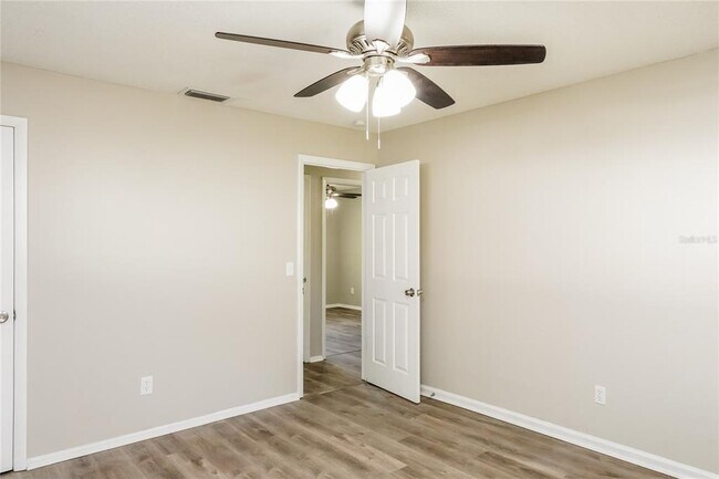 Building Photo - 913 Redwood Ct