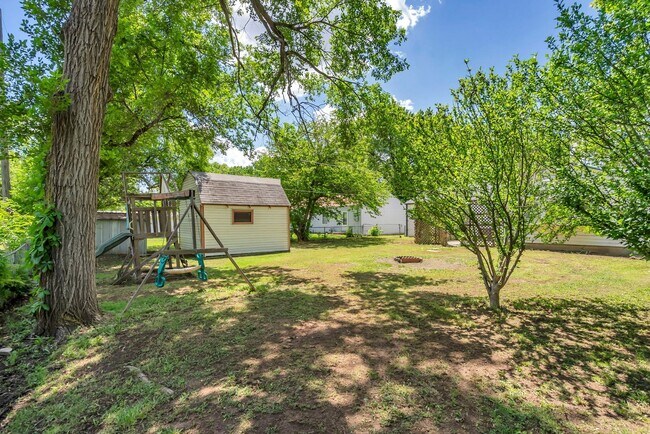 Building Photo - Updated 4 Bedroom 3 bathroom in Derby, KS