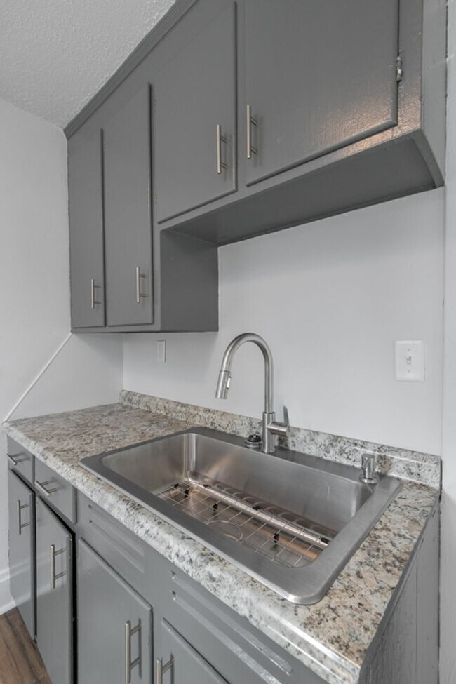 Building Photo - 205 W Cambridge St