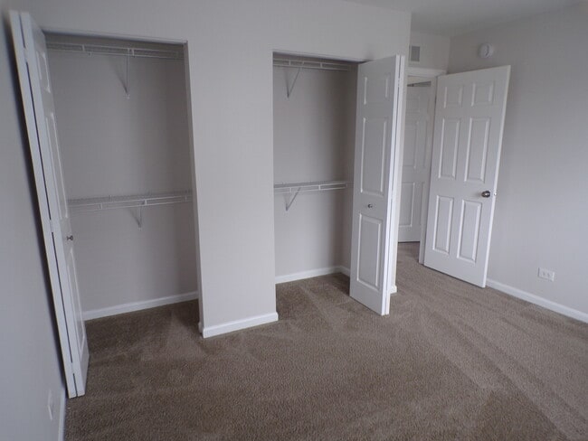 Building Photo - 583 S Parkside Dr