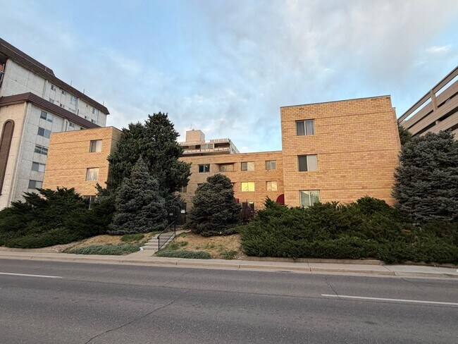 Building Photo - Turnkey Top-Floor Living in Gated Community Near City Park, Dining & Hospitals