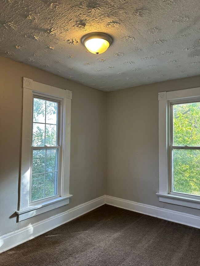 Building Photo - Welcome to this amazing 3 Bedroom, 1 Bathr...