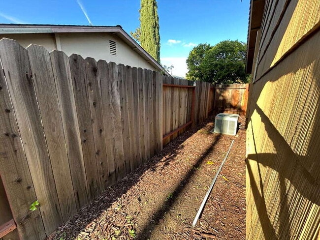 Building Photo - 2170 McGregor Dr