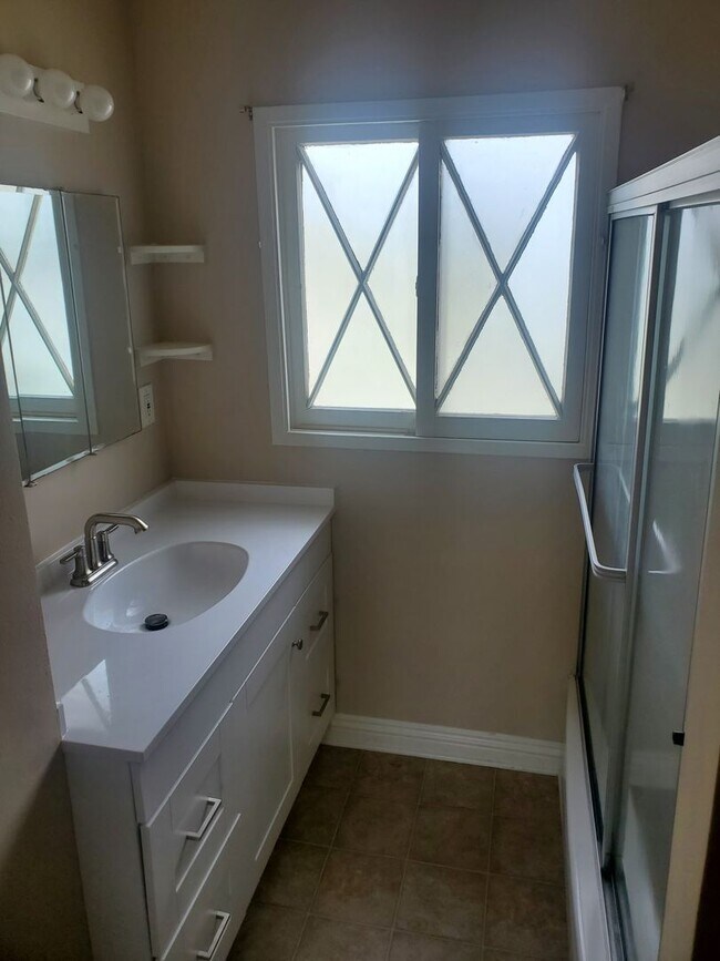 Building Photo - 3BD/2BA HOUSE - 848 E.YALE St.