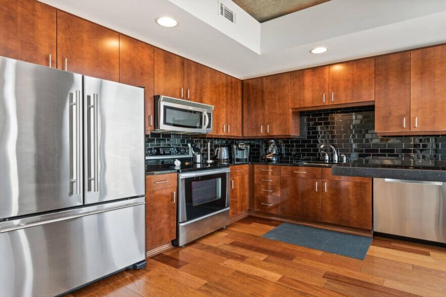 Building Photo - 1701 Chestnut Pl