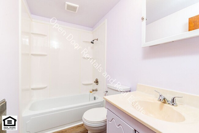 Building Photo - 701-703 Lake Ave