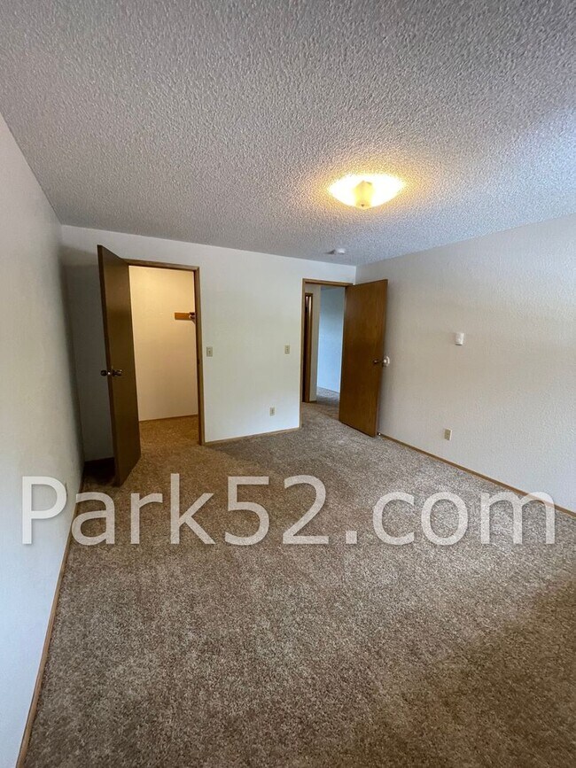 Building Photo - 1/2 Off First Full Month! Upper Floor 2 Bedroom Apartment With Washer/Dryer!