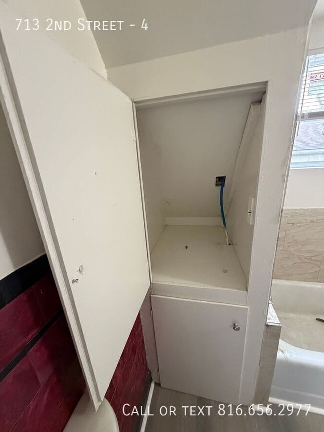 Building Photo - 713 2nd St