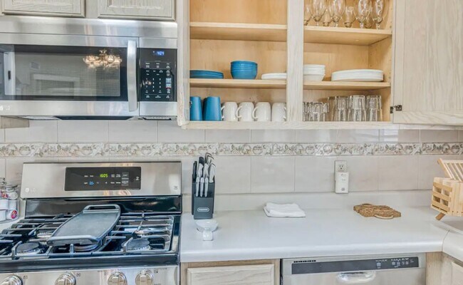 Building Photo - Short Term leases optionn4 Bedrooms 3 baths( near by Sunland Park Dr & Mesa St)