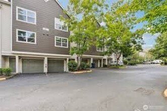 Building Photo - Lovely 2 bedroom Townhome in great Central...