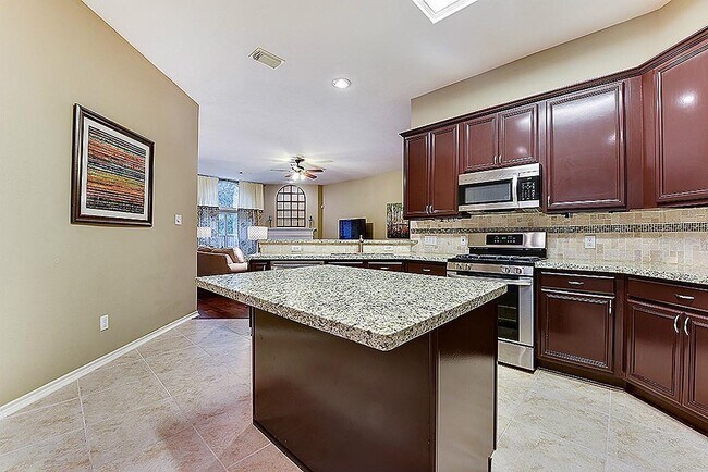 Building Photo - 6 N Queenscliff Cir