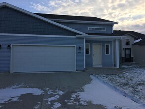 Building Photo - 923 30th Ave W