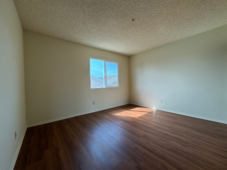 Building Photo - 918 W San Marino Ave