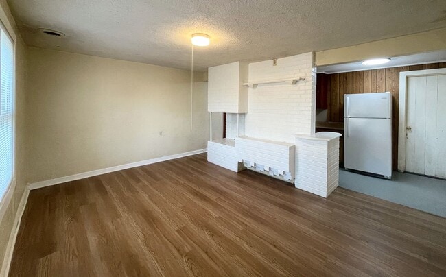 Building Photo - 3 Bedroom 1 Bathroom house