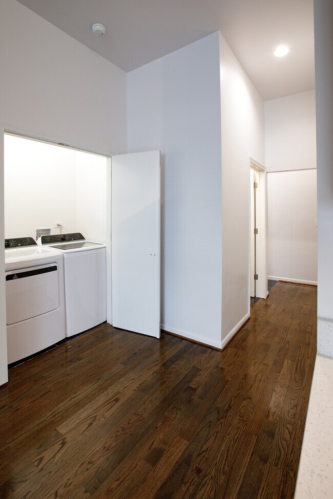 Building Photo - 2216 W Taylor St