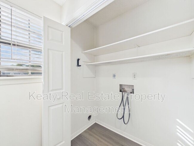 Building Photo - 110 Country Ln