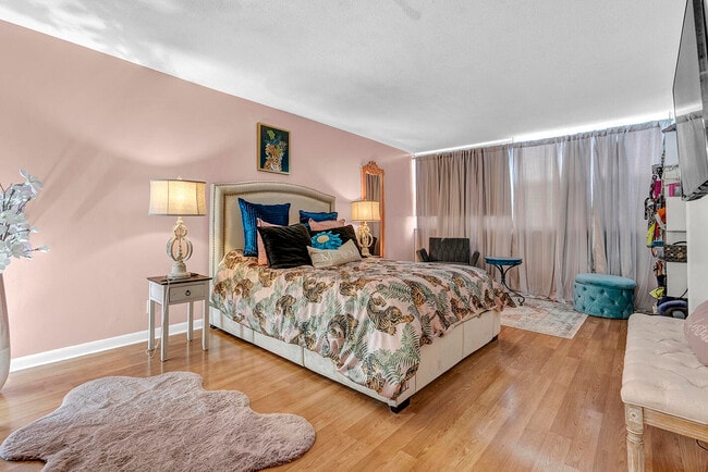 Building Photo - 1904 S Ocean Dr