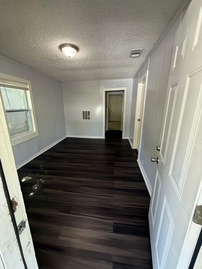 Building Photo - Fully Renovated 2/1 Single Family Available Now!