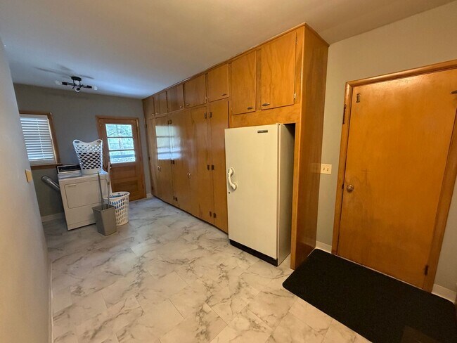 Building Photo - 290 Glenview Rd