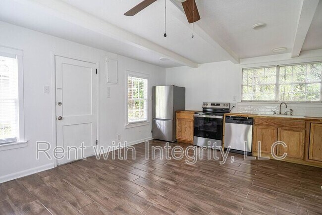 Building Photo - 1118 Louise Dr