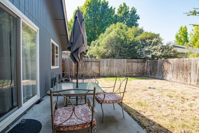 Building Photo - 565 Primrose Dr