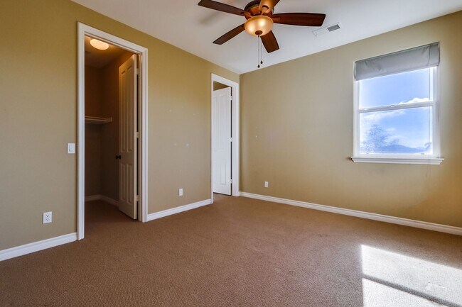 Building Photo - Beautiful 4 bedroom, 4.5 bathroom Home in the Varadero Community