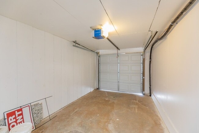 Building Photo - Spacious 4 Bedroom Home