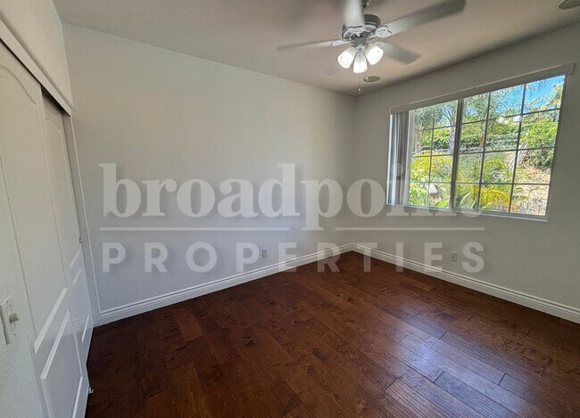 Building Photo - 637 Oak Glade Dr