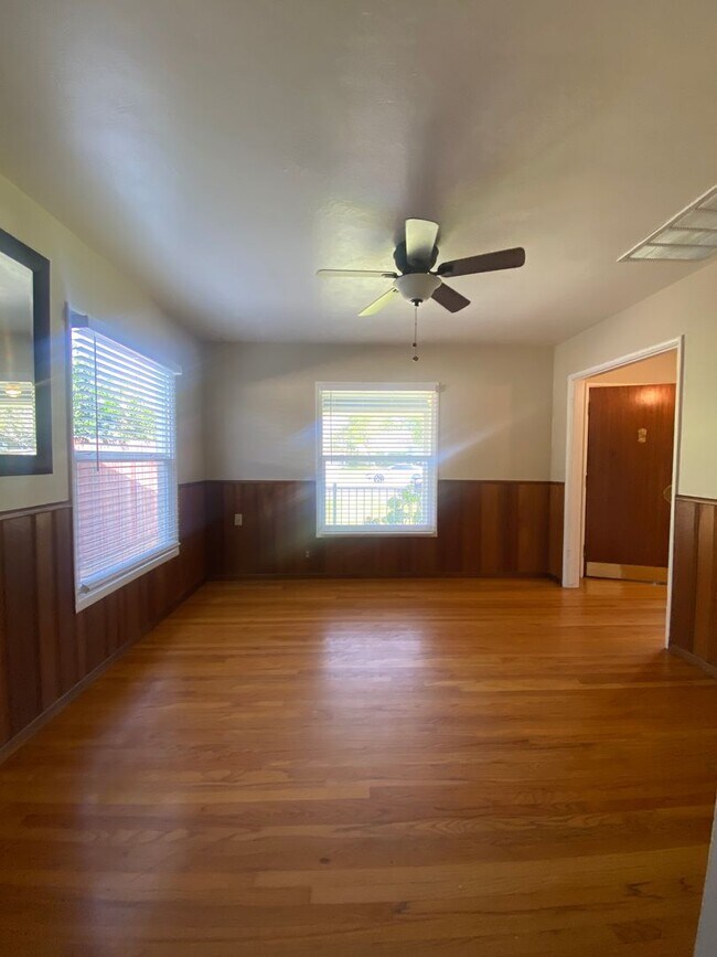 Building Photo - 3 Bedroom Single Story Ontario