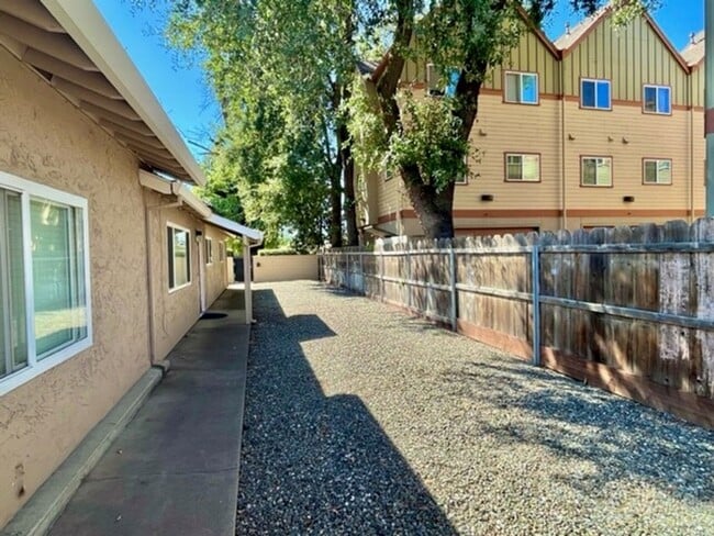 Building Photo - **Pre-Leasing for Summer 2026** Nice home with private front yard