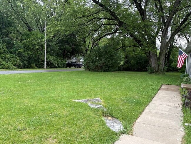 Building Photo - 2 Story Colonial - 3 bdrm/2 bath - LARGE YARD