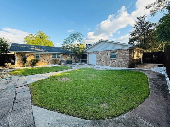 Building Photo - 814 Pinemont Dr