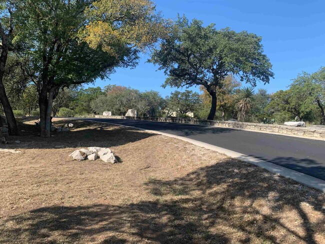 Building Photo - 800 Grassy Knoll