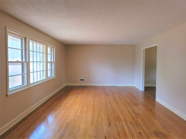 Building Photo - 109 Evergreen Ln