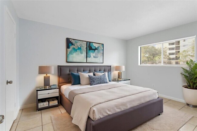 Building Photo - 2000 15th Ct NW