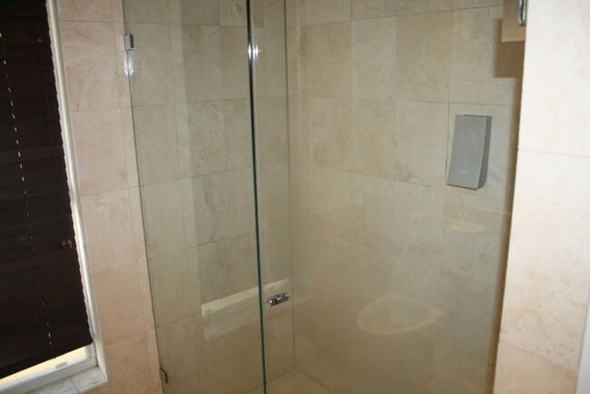 Building Photo - Beautiful 3 Bedroom two Bath