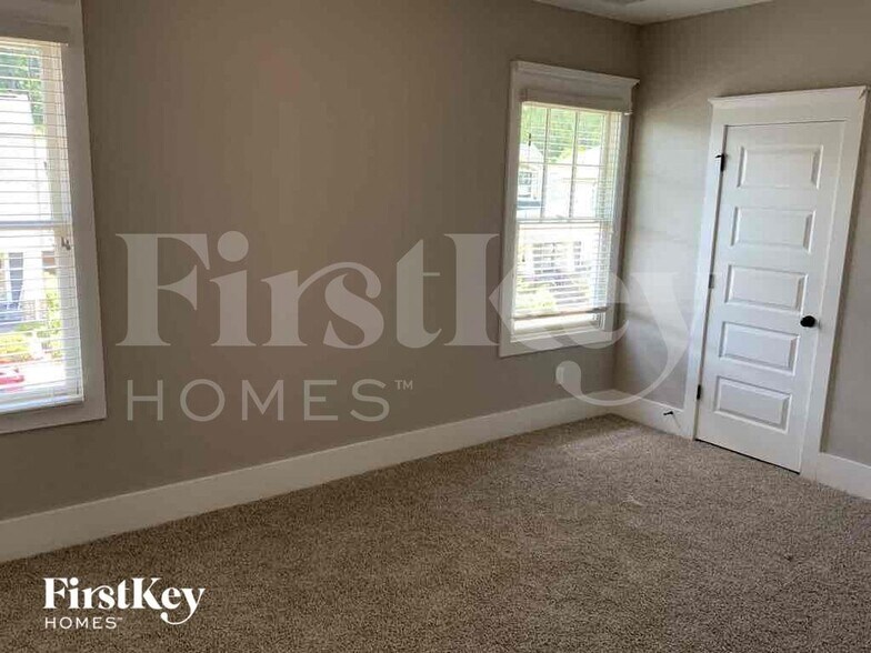 Building Photo - 3330 Sawyer Dr