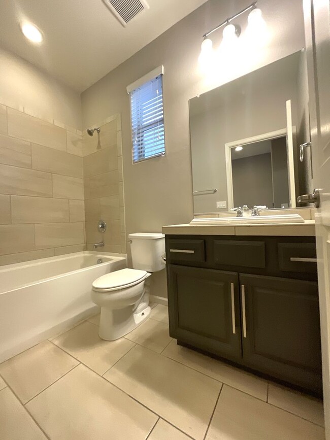 Building Photo - Vail School District hard to find 5 bedroo...