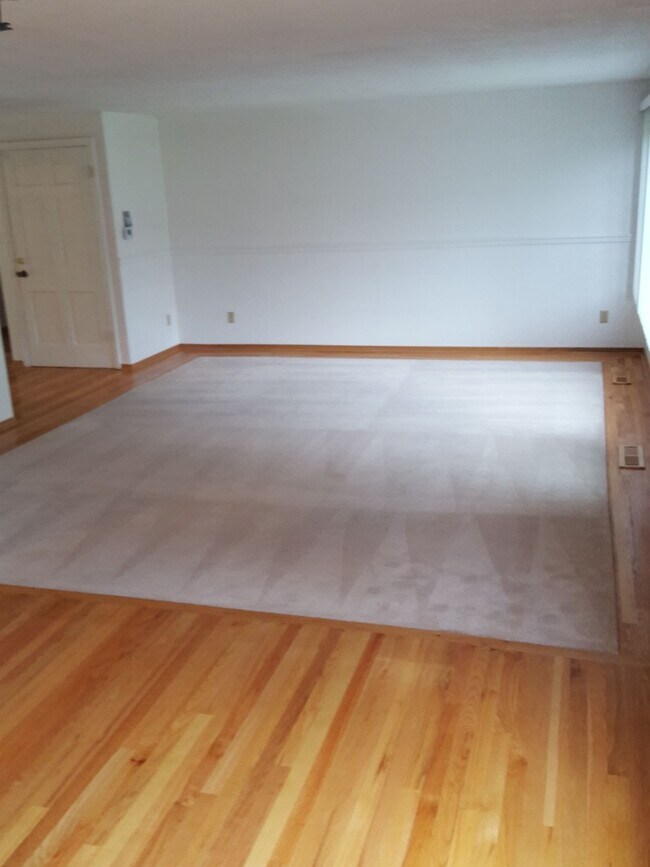Building Photo - University Place 2bd 2bth, with bonus/office, $2,995 includes yard care and utilities other than ...
